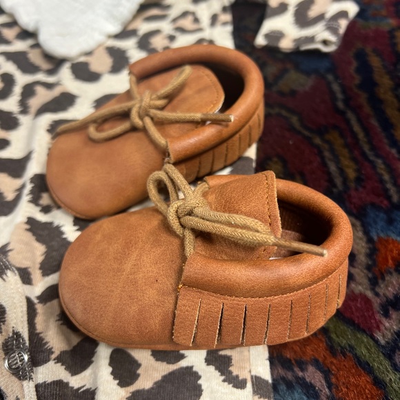 Leopard Print baby One Piece matching fleece bear hat & gloves moccasins bib - Picture 3 of 8